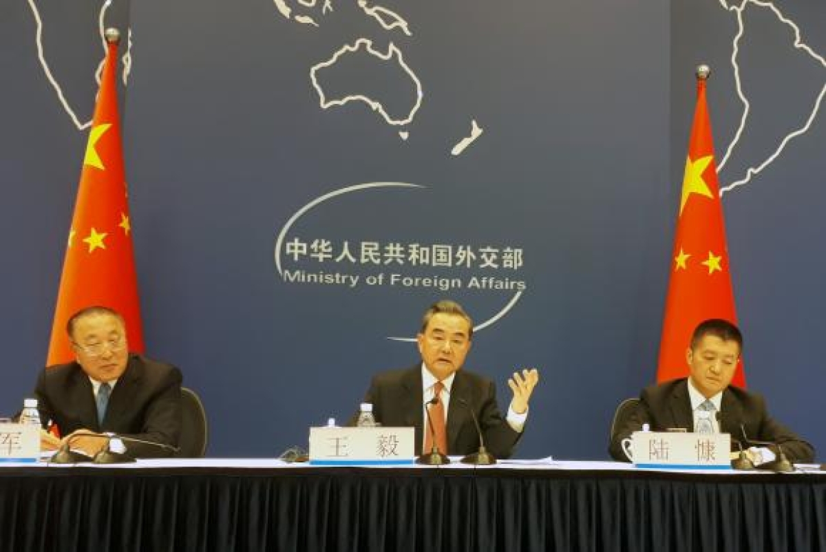 O chanceler chinês, Wang Yi (centro), em entrevista sobre a reunião do Brics (Foto Ana Cristina Campos/Agência Brasil)