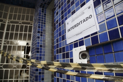 Vigilância Sanitária interdita fábrica de gelo em Aracaju (Foto: Marco Vieira)