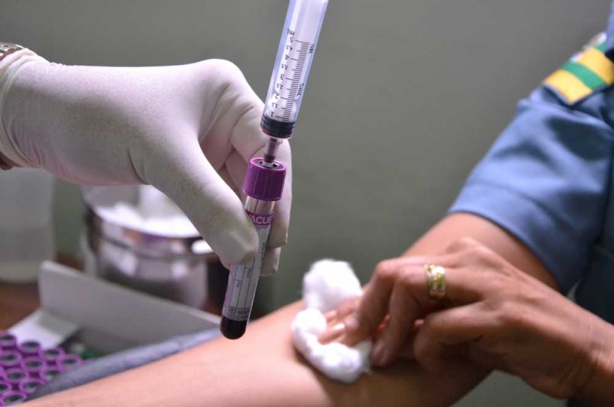 Técnicos do Hemose coletam 5ml de sangue durante cadastro (Foto: Ícaro Novaes/Portal Infonet)