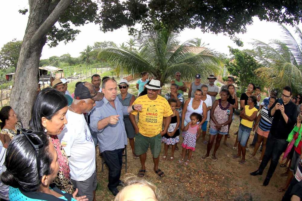 O vice-governador visitou mais de 400 famílias para debater o problema da rede elétrica nas comunidades (Foto: André Moreira/ASN)