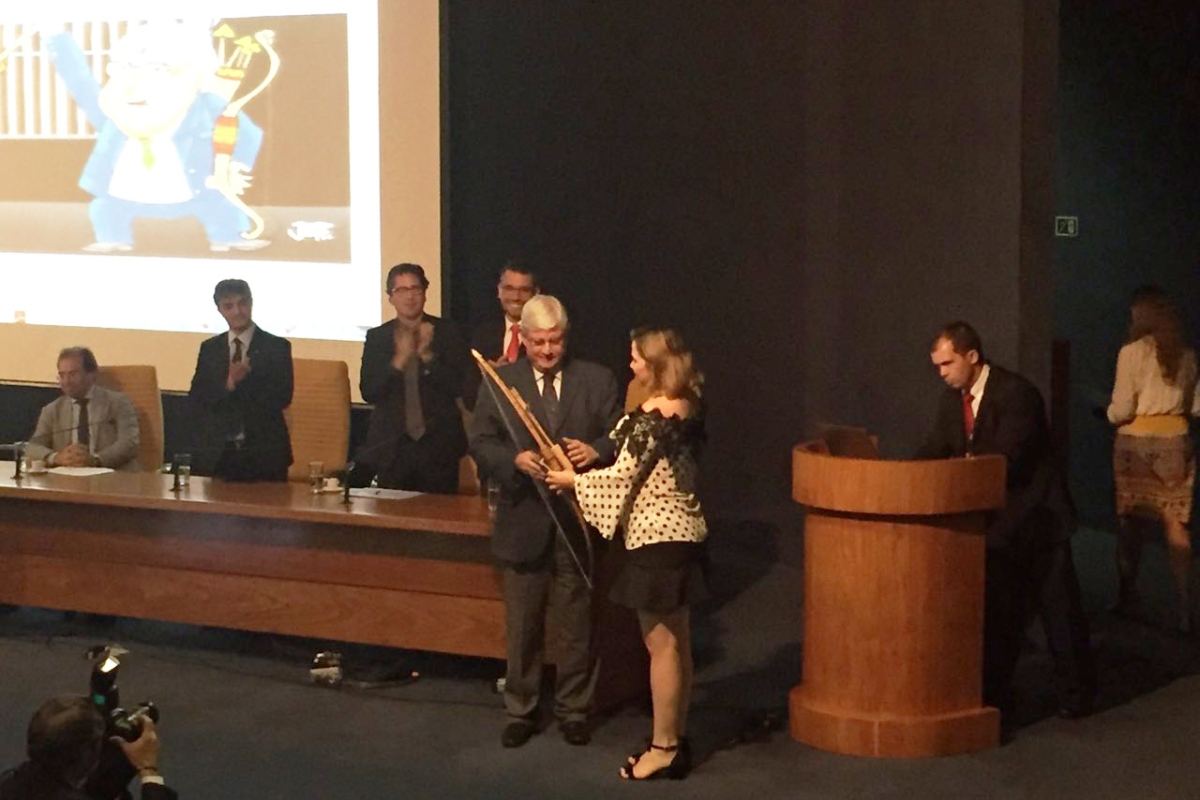 Rodrigo Janot recebeu da tribo Xokó, de Sergipe, um arco e flecha em homenagem à frase "enquanto houver bambu, vai ter flecha" (Foto: Leonardo Prado/Secom/MPF)