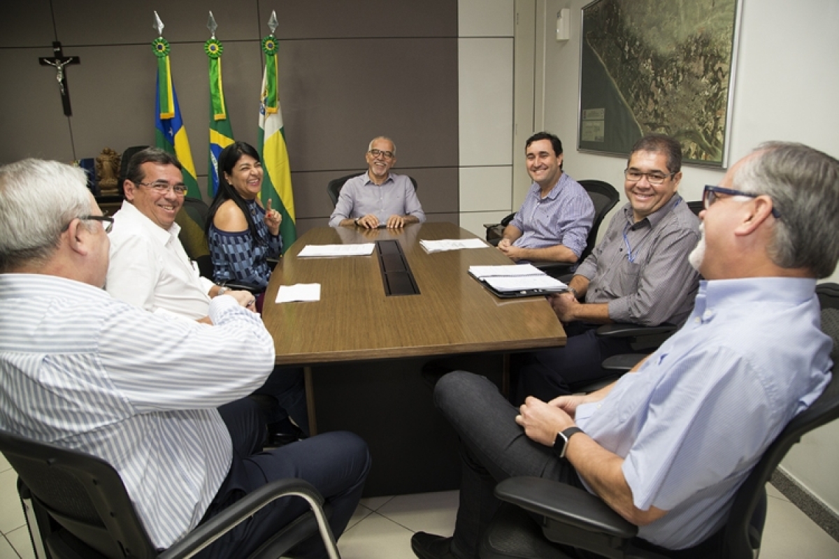 Prefeito de Aracaju se reúne com empresários e esclarece revogação do aumento de 30% do IPTU (Foto: Marco Vieira/PMA)