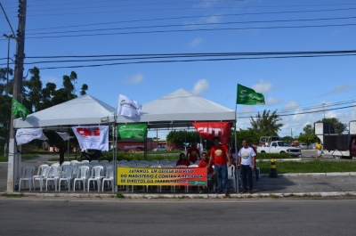  Categoria realizou ato na frente do Tribunal de Contas de Sergipe (Foto: Portal Infonet)