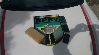 Dupla é presa em flagrante com celulares roubados e tablete de maconha em Itaporanga (Foto: SSP)
 