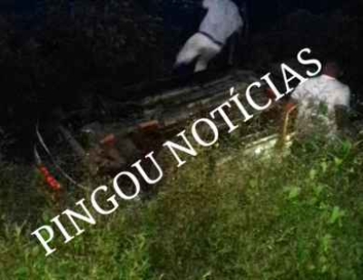 SERT�?O: Quatro pessoas ficam feridas após capotamento de veículo (Foto: PingouNotícias)