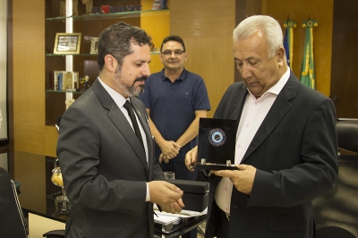 Governador recebeu placa de homenagem da Abin em reconhecimento a parceria dos serviços de Inteligência entre a instituição e o Estado (Foto: Jorge Henrique/ASN)