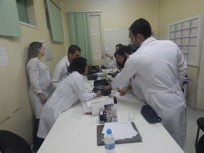 

Médicos do HU-UFS recebem treinamento sobre a ventilação mecânica não invasiva, que é atualmente o tratamento escolhido na maior parte dos pacientes com insuficiência respiratória (Foto: Ascom/HU-UFS)
