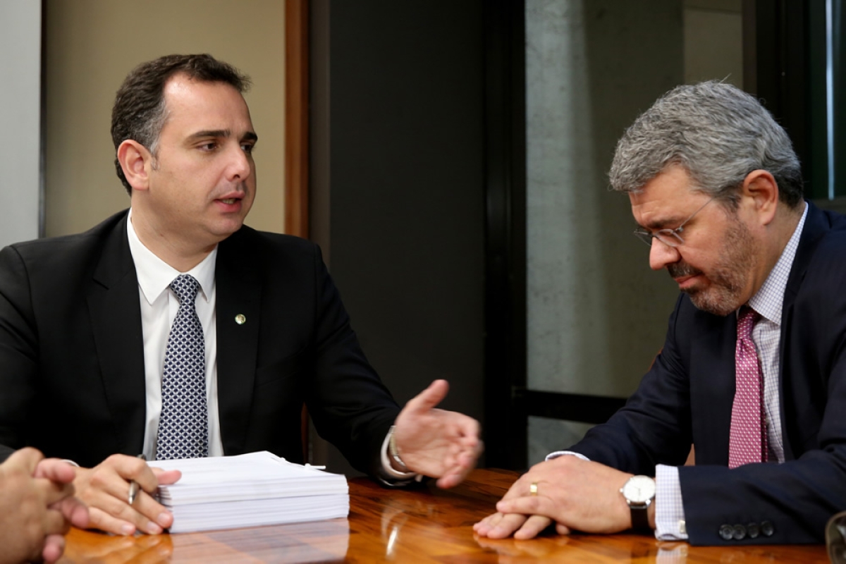 Presidente da CCJ da Câmara, Rodrigo Pacheco, recebe do advogado Eduardo Carnelós a defesa do presidente Michel Temer contrária à segunda denúncia apresentada pela PGR (Foto: Wilson Dias/Agência Brasil)