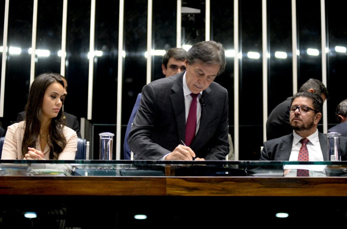 Deputada Shéridan, senador Eunício Oliveira, presidente do Congresso Nacional, e o deputado Fábio Ramalho, 1º vice-presidente da Câmara (Foto: Jefferson Rudy/Senado Federal)