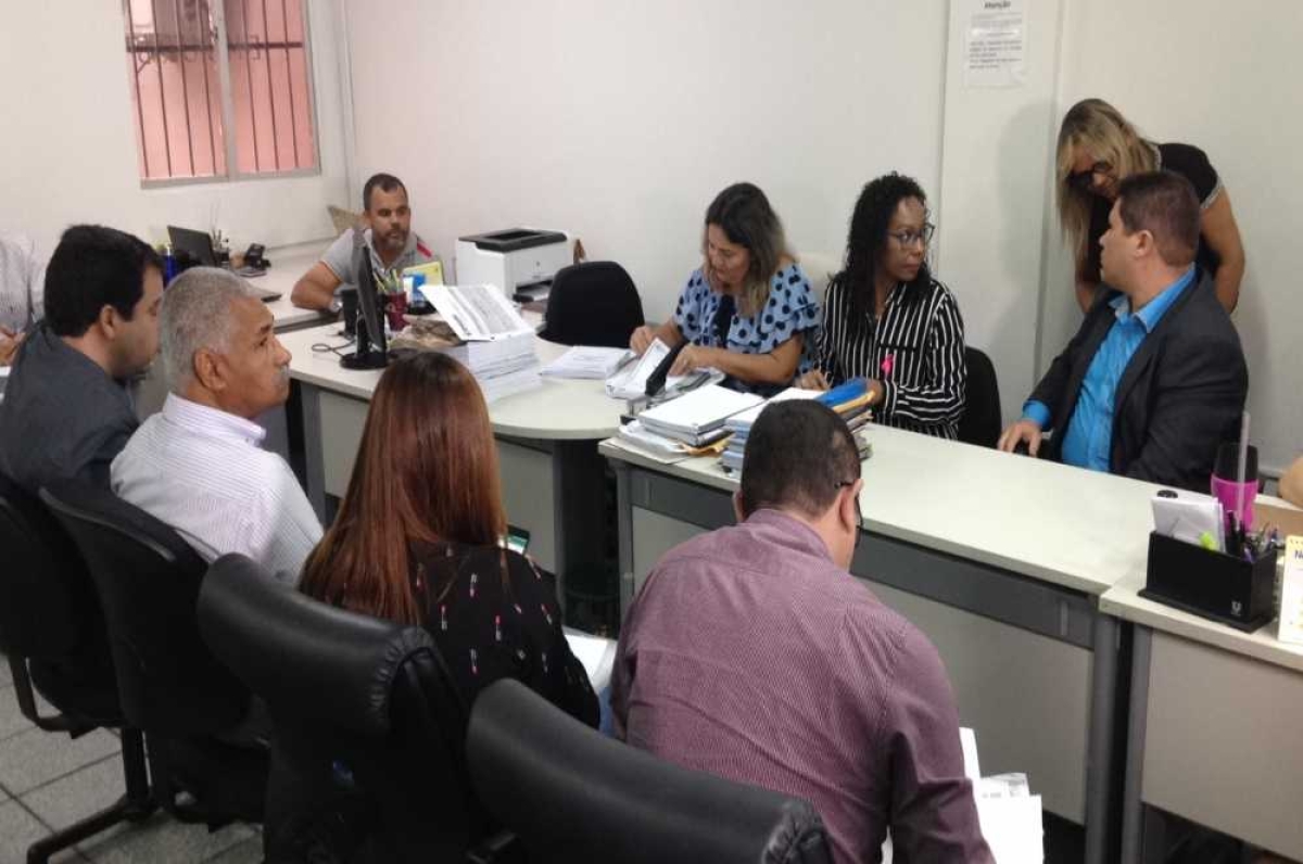 Empresários acompanham abertura dos envelopes (Foto: Portal Infonet) 
