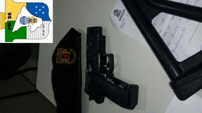 Radiopatrulha prende jovem com simulacro de pistola em São Cristóvão (Foto: SSP)