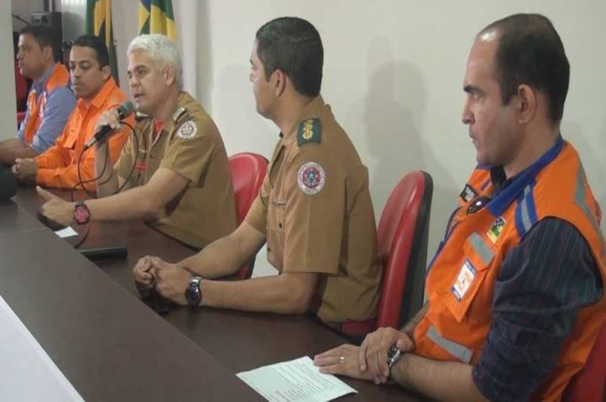 Comandante do Corpo de Bombeiros e coordenadores da Defesa Civil deram coletiva de imprensa nesta segunda (Foto: Portal Infonet)