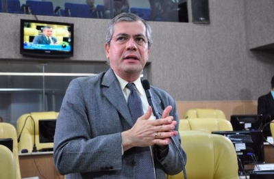 Iran Barbosa alerta para redução de vagas no ensino fundamental  (Foto: Heribaldo Martins)