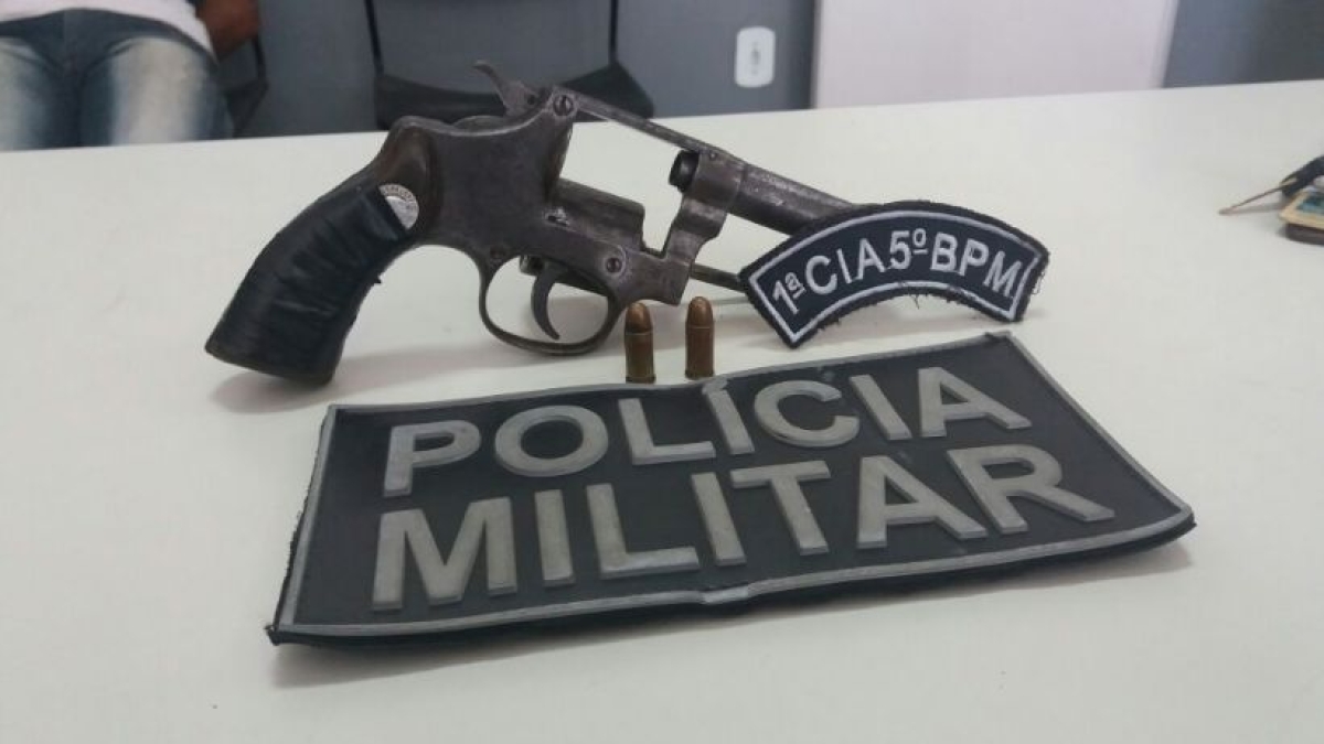 PM/Sergipe prende dupla com arma de fogo no Marcos Freire II (Foto: SSP/SE)
