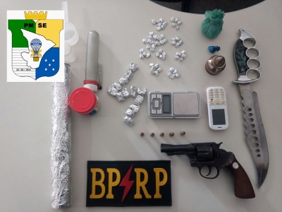 Radiopatrulha prende dupla com arma e drogas na Barra dos Coqueiros (Foto: SSP)