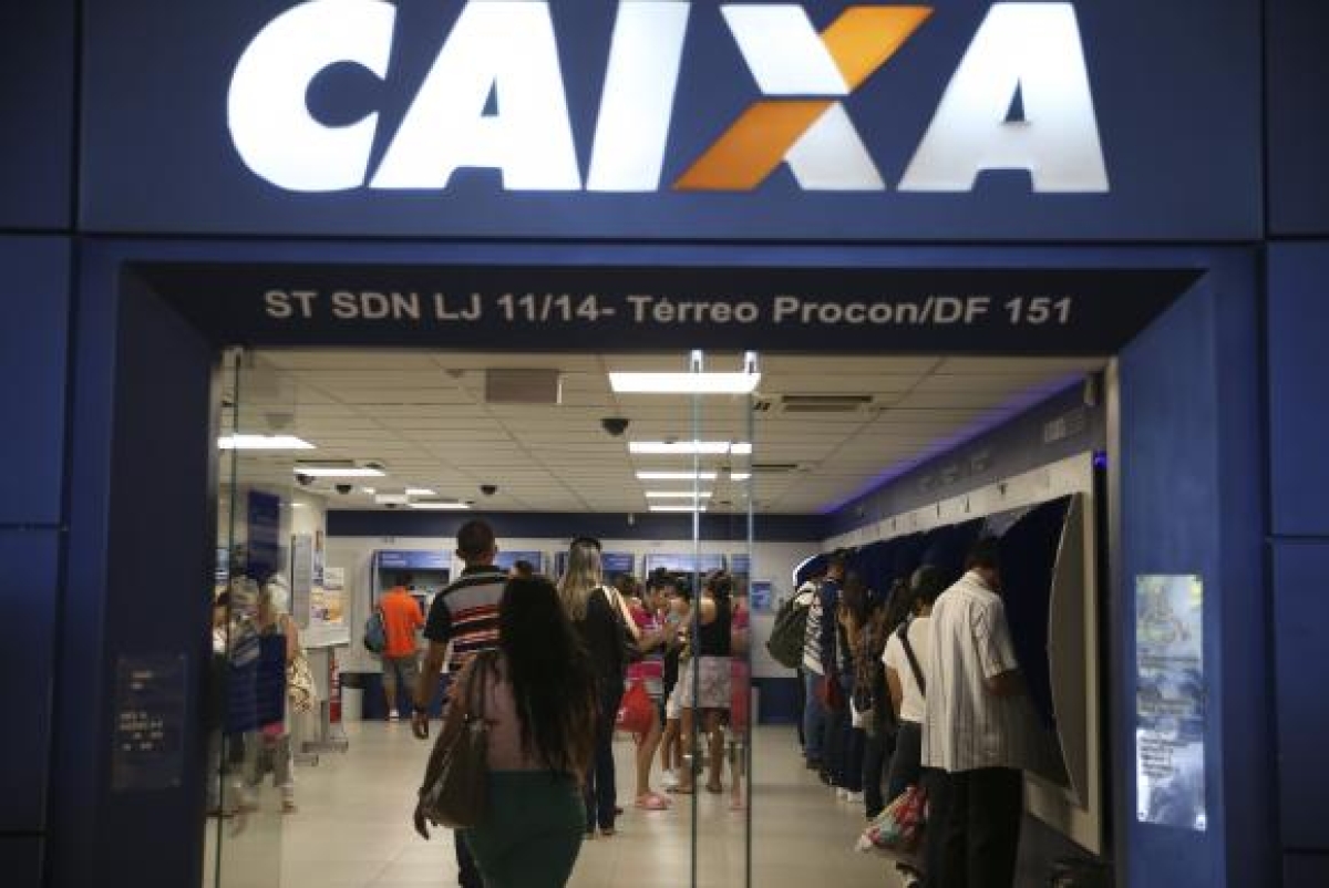 Correntistas da Caixa Econômica Federal e do Banco do Brasil com mais de 70 anos recebem hoje depósitos do Programa de Integração Social e do Programa de Formação do Patrimônio do Serviço Público (Foto: José Cruz/Agência Brasil)
