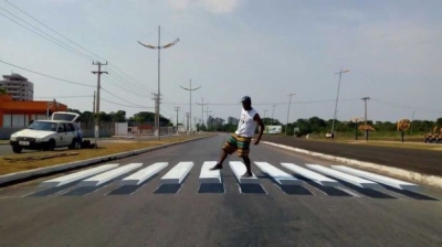 Faixa de pedestres 3D feita por grafiteiros chama a atenção no interior do estado (Foto: Divulgação)