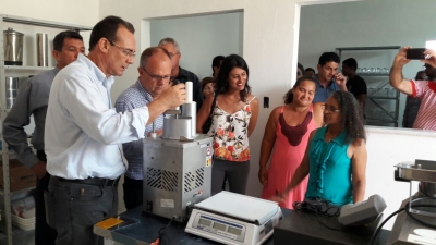 Produtoras do Quissamã recebem unidade de beneficiamento de frutas e hortaliças (Foto: Ascom/Seidh) 