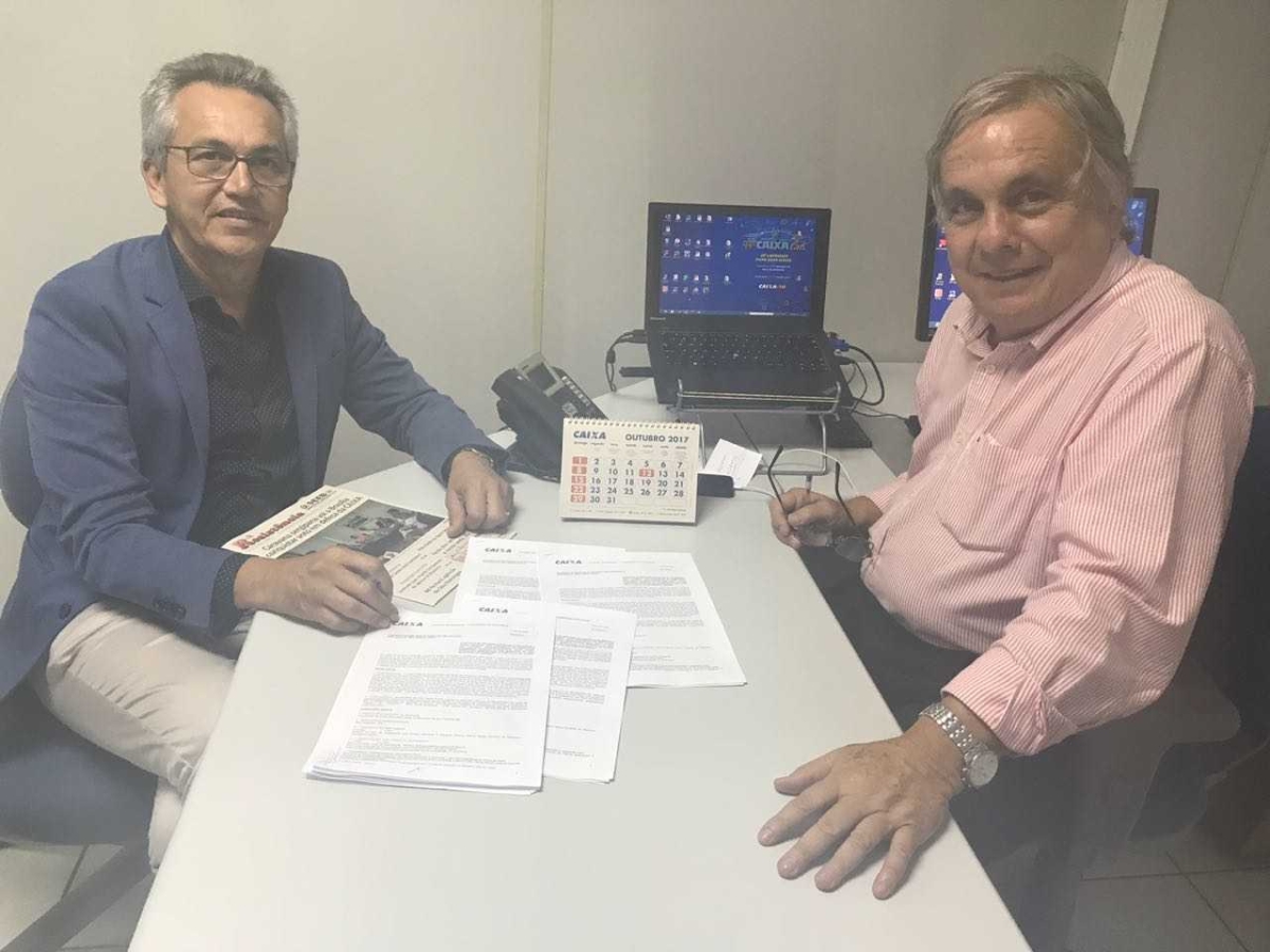 Marcos Santana, prefeito de São Cristóvão, e Gustavo Lima, gerente regional de Relações com Governo (Foto: Prefeitura de São Cristóvão)