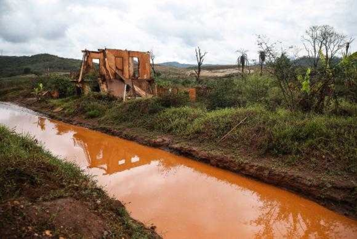 Ruínas no distrito de Mariana (MG) dois anos após a tragédia do rompimento da Barragem de Fundão, da mineradora Samarco (Foto: José Cruz/Agência Brasil)