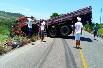  Fato ocorreu na rodovia que liga Simão Dias e Paripiranga (Foto: Whatsapp/Grupo JP e Ana)