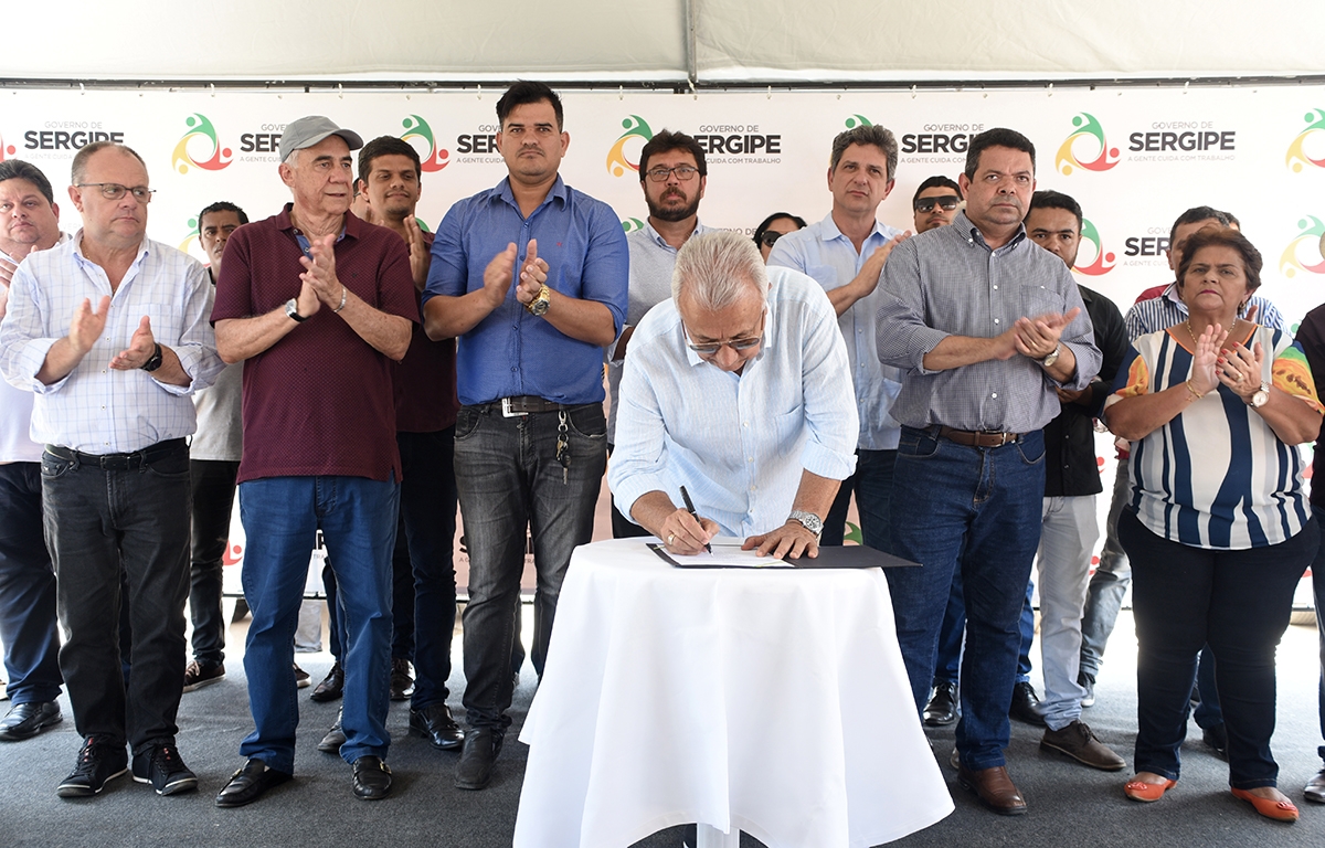 Foi entregue a pavimentação granítica de 12 vias do núcleo urbano de São Domingos e assinada ordem de serviço para implantação da Avenida Pedro Alves da Silva, na sede municipal (Foto: Marcelle Cristinne/ASN)