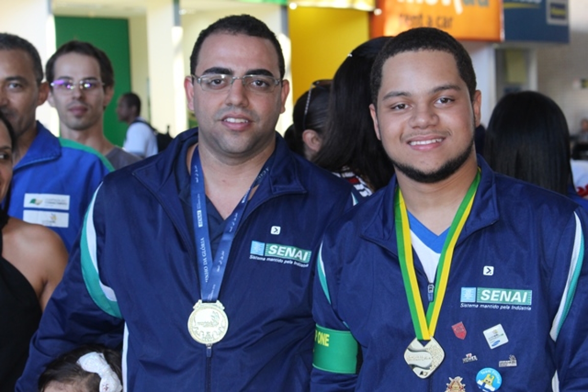 Reginaldo Santana, instrutor da área de TI, e Sérgio Alves, estudante que representou Sergipe na WorldSkills 2017 (Foto: Assessoria Fies/SE)