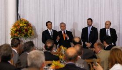 O presidente Michel Temer fala em jantar com deputados da base aliada para apresentar o novo texto da reforma da Previdência (Foto: Marcos Corrêa/PR)