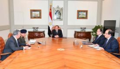 O presidente do Egito, Abdel Fattah Al Sisi, se reúne com membros do governo após ataque o terrorista (Foto: Reuters/Divulgação Presidência do Egito)
