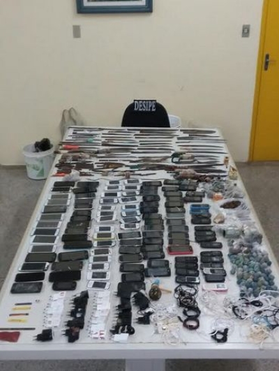 Agentes fazem apreensão de celulares, armas e drogas no Copemcan (Foto: SEJUC)