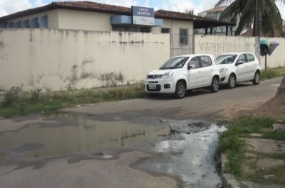  Esgoto atravessa rua e chega próxima a Unidade de Saúde (Foto: Portal Infonet) 
