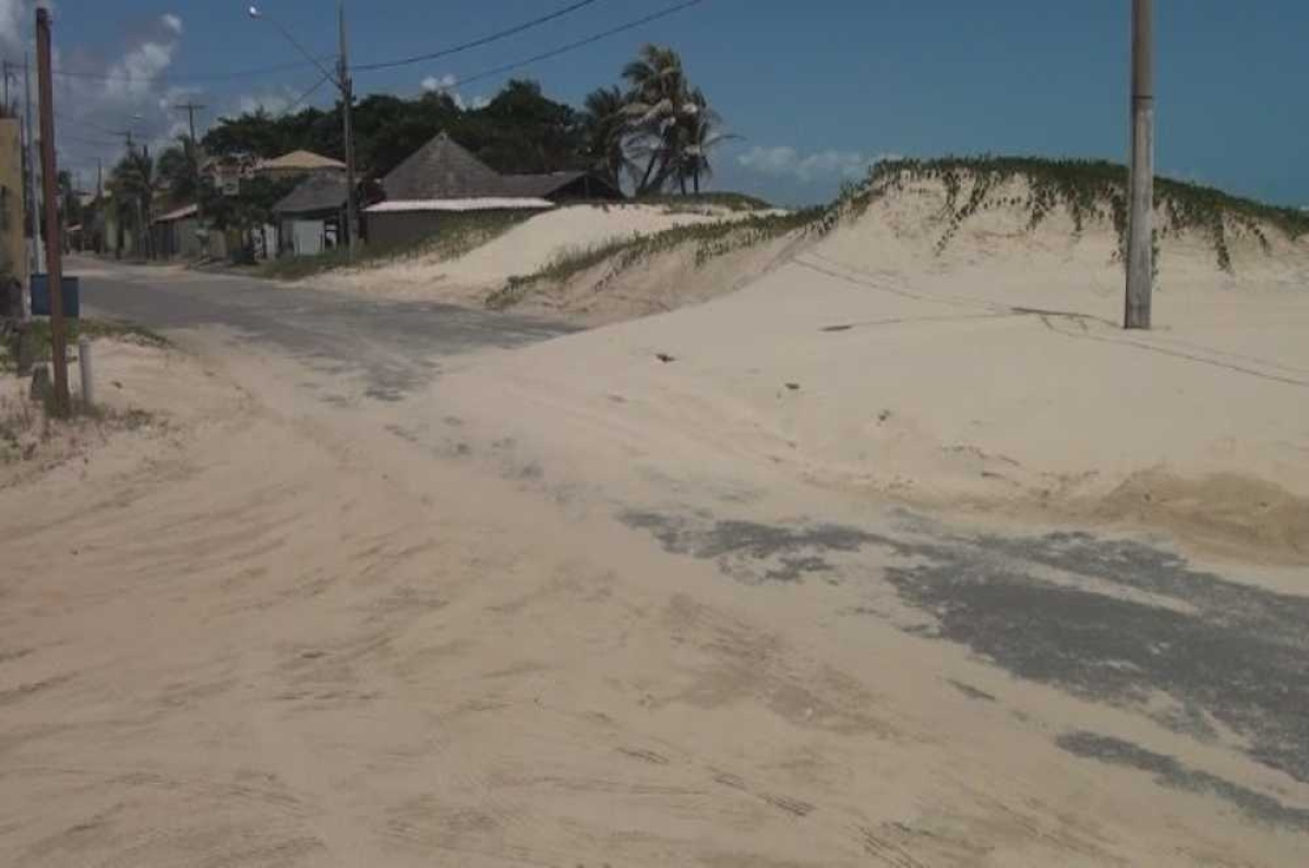 Areia tem tomado conta de via e bares na Orlinha (Foto: Portal Infonet) 