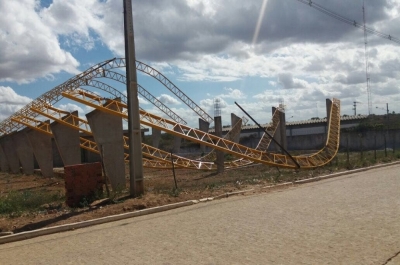  Três vigas metálicas tombaram da estrutura (Foto: Whatsapp/Giro de notícias)
