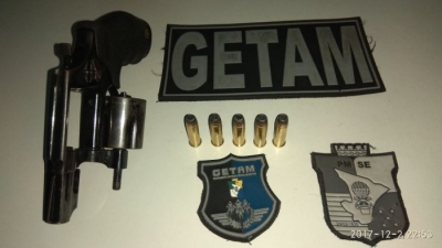 Getam prende dois jovens trafegando com arma de fogo pelas ruas de Itabaiana (Foto: GETAM/  3ºBPM)