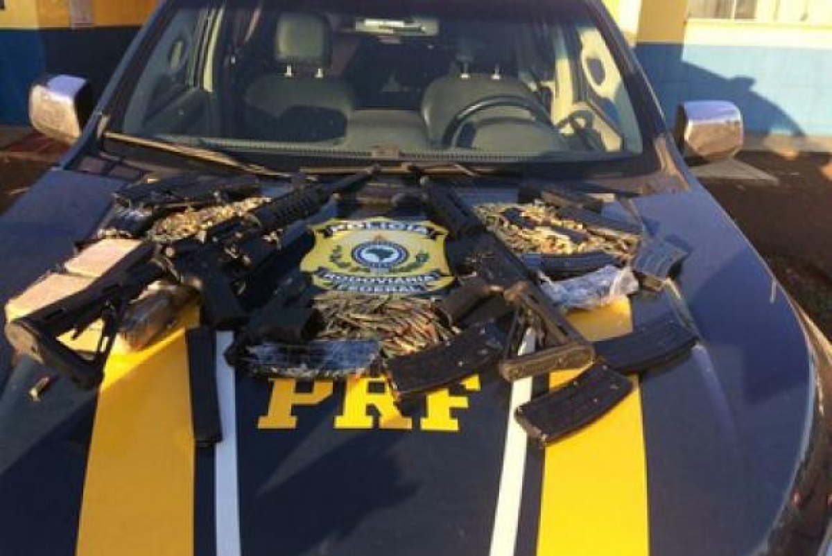 Polícia Rodoviária Federal apreende fuzis, uma pistola e mil munições no interior do Paraná (Foto: PRF)