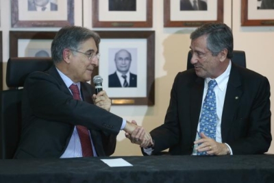 O governador de Minas Gerais, Fernando Pimentel, e o ministro da Justiça, Torquato Jardim, assinam acordo de cooperação para participação das polícias mineiras na Força Nacional de Segurança (Foto: Fabio Rodrigues Pozzebom/Agência Brasil)
