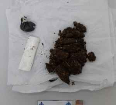 Mulher é presa ao tentar entrar em presídio com 115g de drogas nas partes íntimas (Foto: Pingou Notícias)