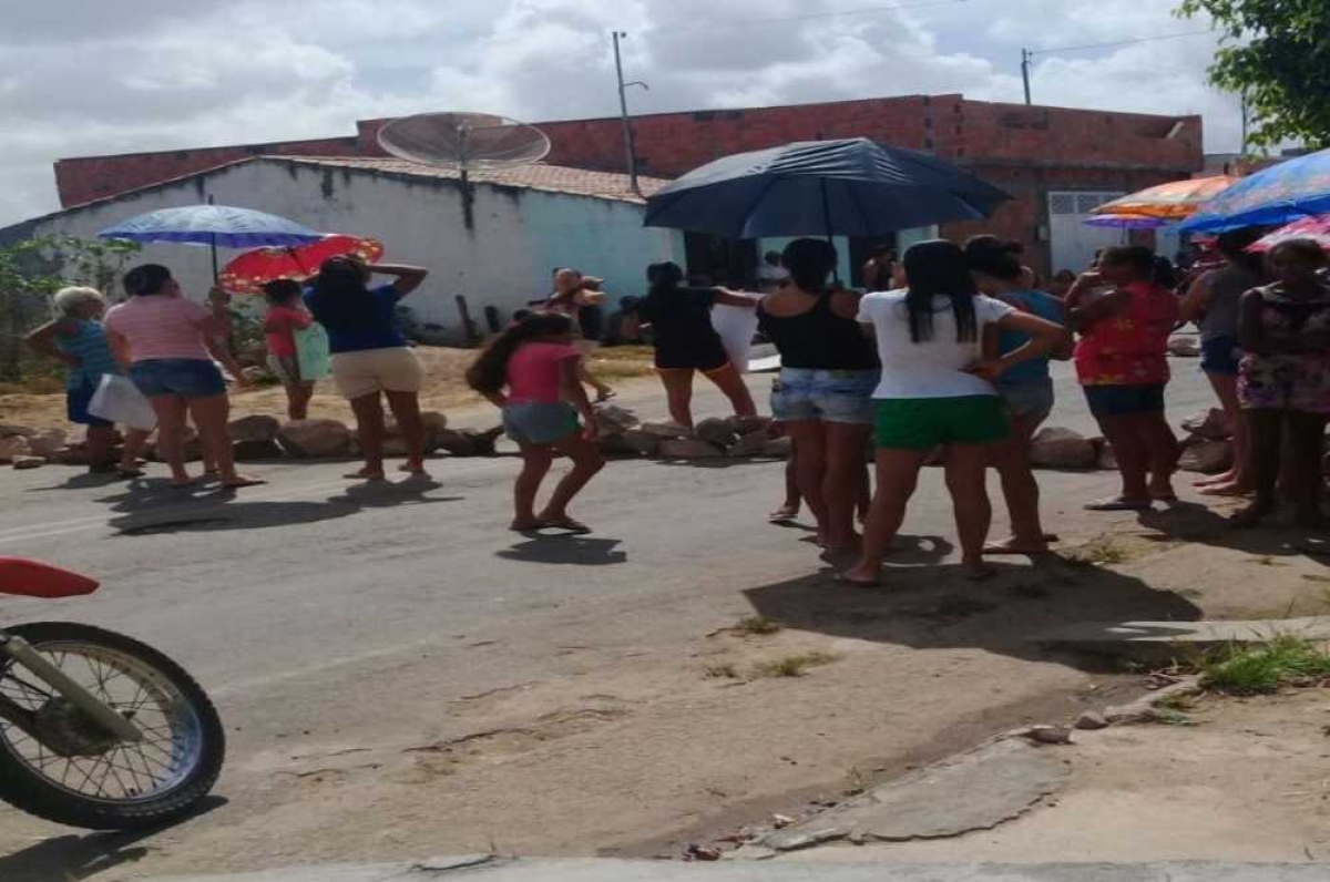 Moradores de Lagoa do Rancho, em Porto da Folha estão realizando protesto pela interrupção no abastecimento (Foto: Reprodução/Redes Sociais)