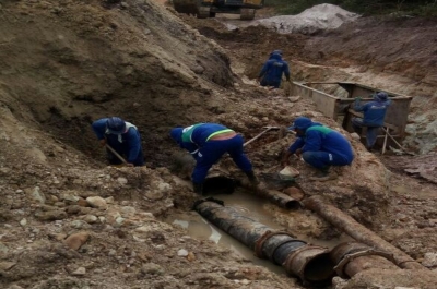  Equipes estão trabalhando para sanar o problema até às 18h de hoje (Foto: Deso)