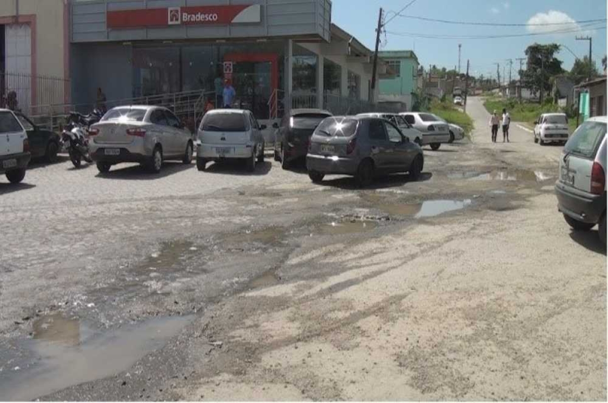 Moradores "pulam" esgoto todos os dias para chegarem à BR-101 (Foto: Portal Infonet)