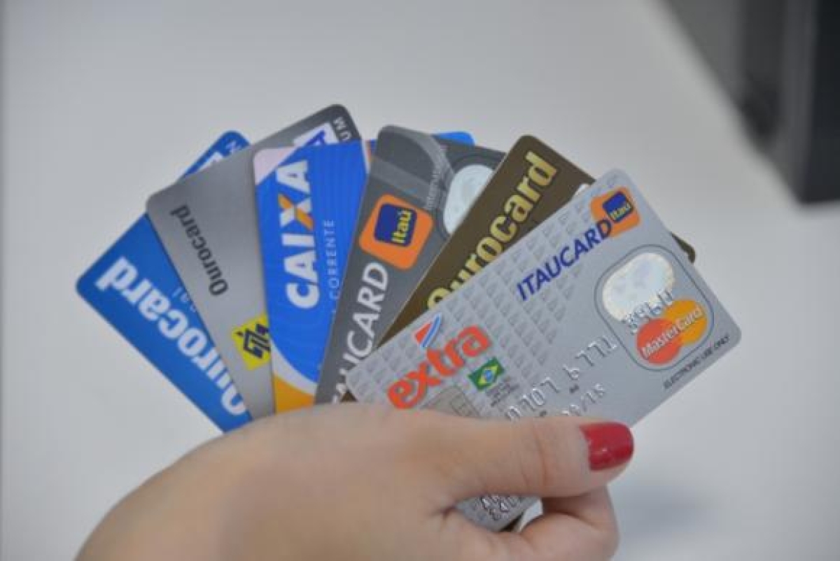 Para 76,7% das famílias com contas a pagar, o cartão de crédito é a principal forma de endividamento, seguido por carnês (17,5%) e financiamento de carro (10,9%) (Foto: Arquivo Agência Brasil)