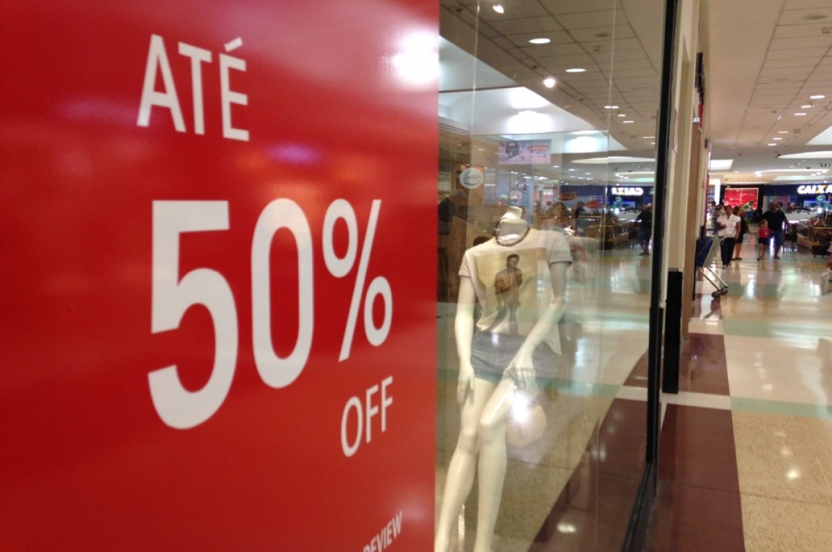 Promoções se repetem nas lojas do Shopping (Foto: Portal Infonet) 