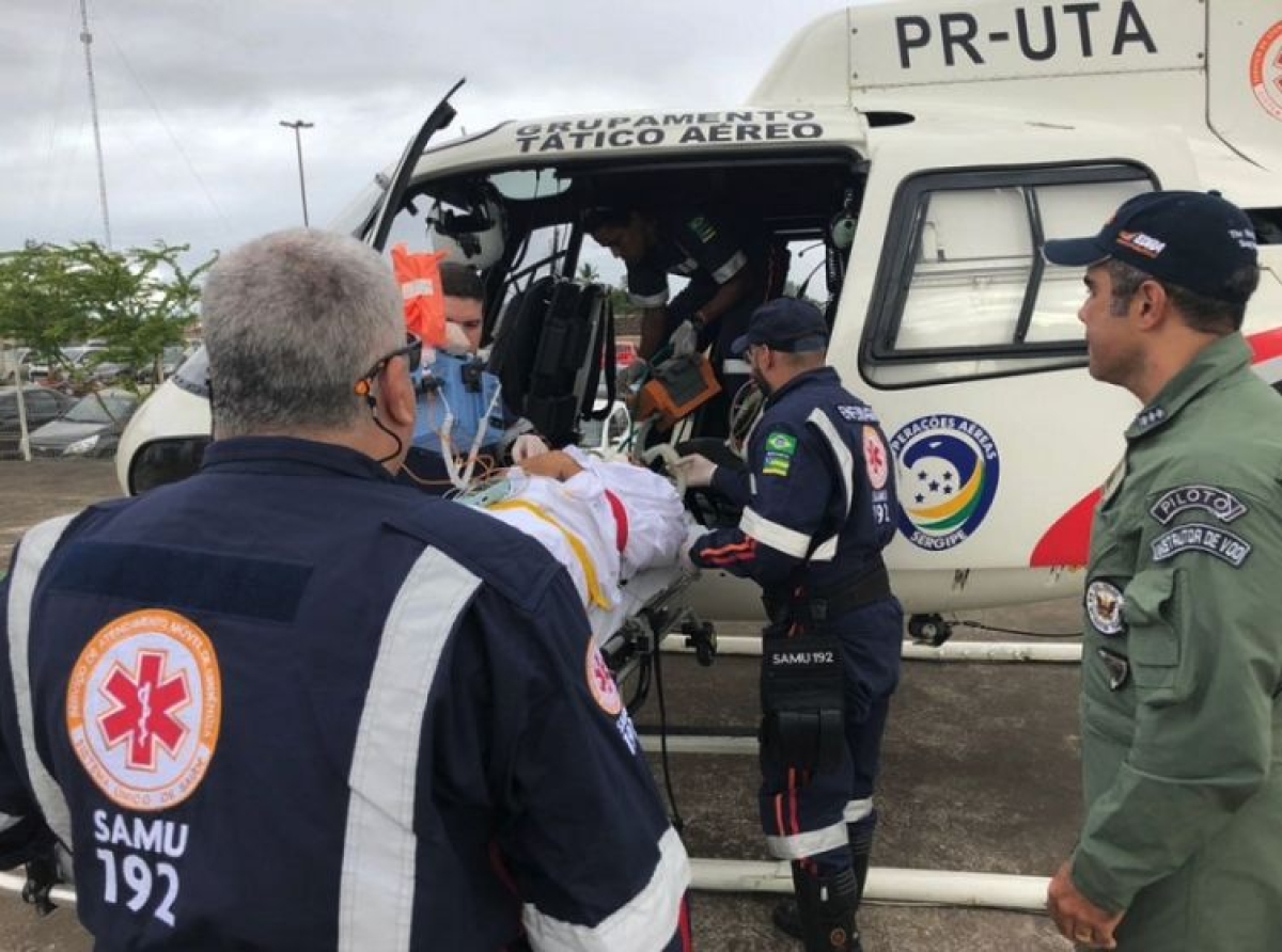 Helicóptero do GTA transporta paciente grave do Hospital Regional de Lagarto (Foto: SSP/SE)