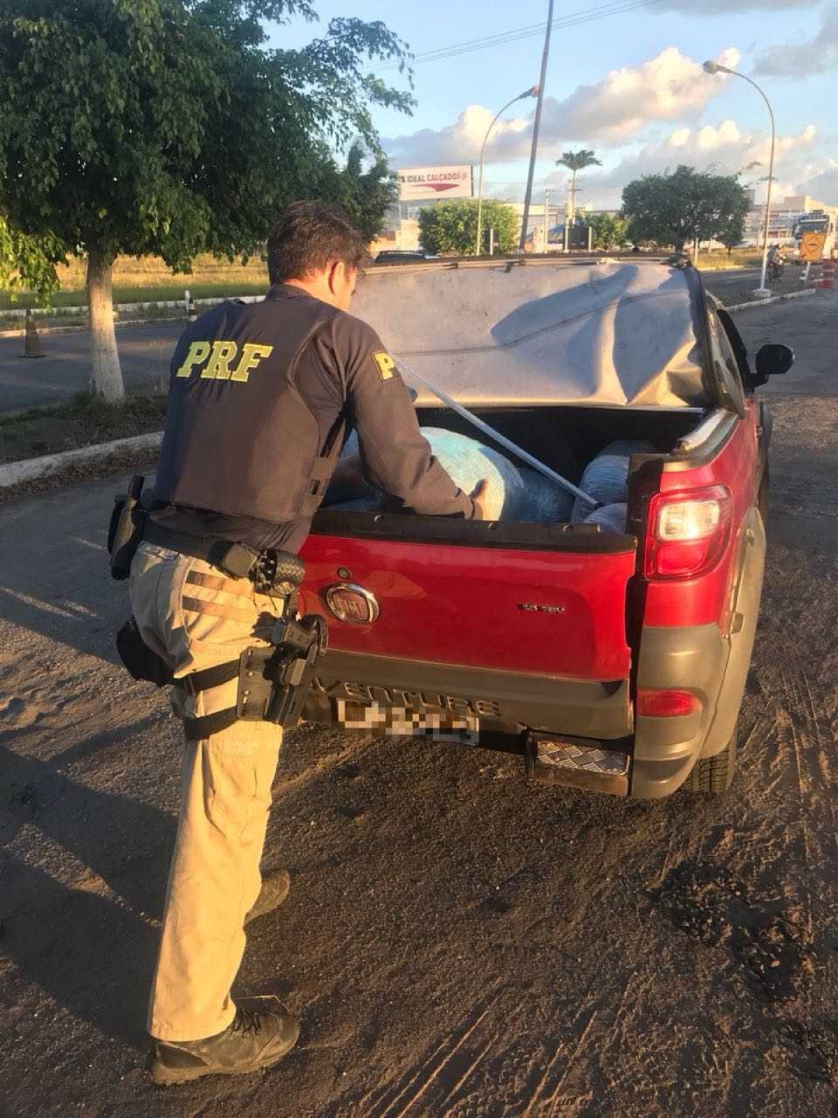 PRF detém dois homens com 120 quilos de maconha na BR 235 (Foto: PRF/SE)