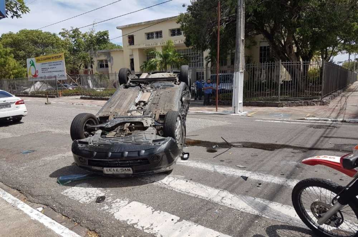 O veículo capotou após colidir com carro da Deso (Foto: Marcos André)