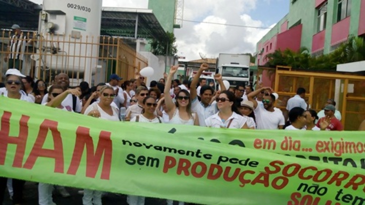 Trabalhadores do Hospital Amparo de Maria protestam cobrando pagamento de dezembro e 13º salário (Foto: Gazeta de Estância)