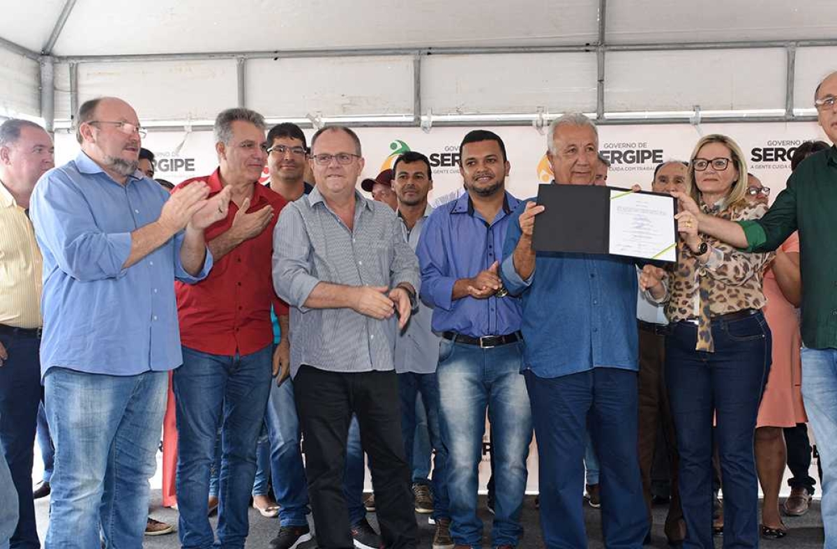 Em Monte Alegre, Jackson assinou Ordem de Serviço para pavimentação de ruas, entregou um caminhão-baú e uma motocicleta, quase R$ 1,2 milhão em investimentos (Foto: Marcelle Cristinne/ASN)
