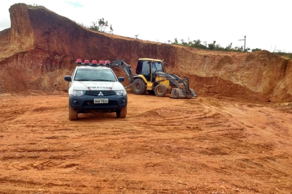 PM flagra crime ambiental referente a retirada ilegal de minério (Foto: PM/SE)
