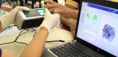 Eleitor cadastrando biometria (Foto: TRE/SE)