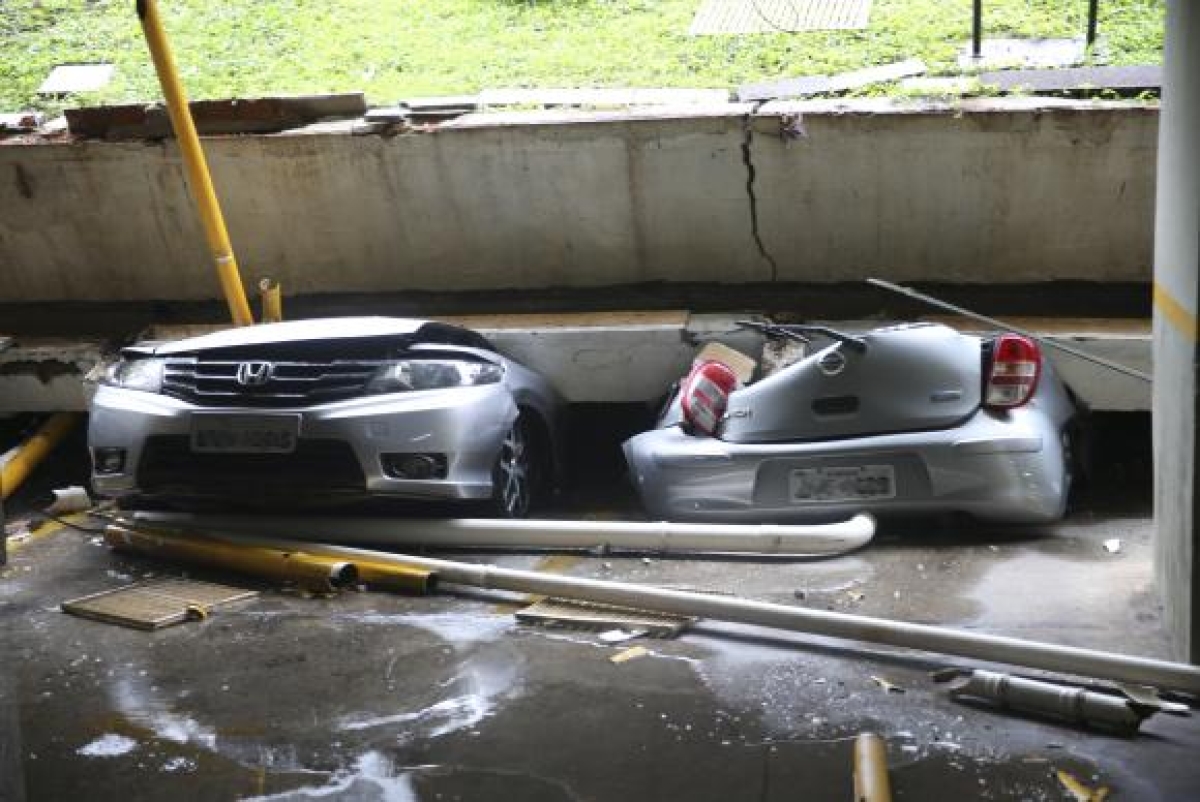 O teto da garagem do bloco C da 210 Norte cedeu e destruiu 25 veículos neste domingo (Foto: Antonio Cruz/Agência Brasil)